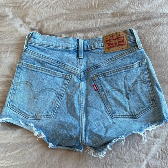 Levi’s 501 Shorts - Picture 1 of 3